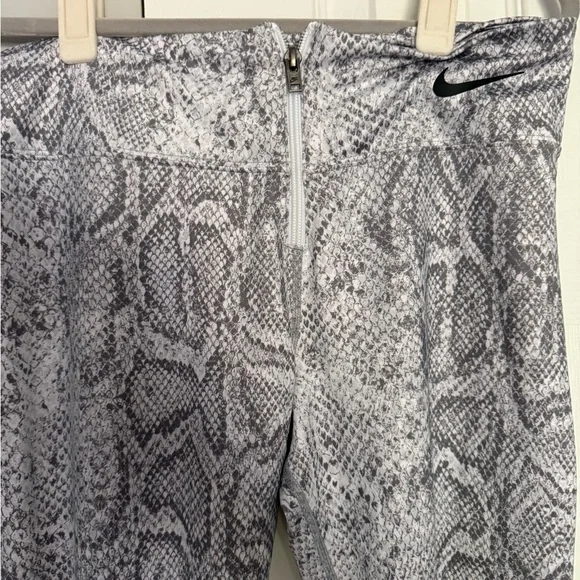 Nike Women's Snake Print Leggings - White and Gray - Picture 5 of 7